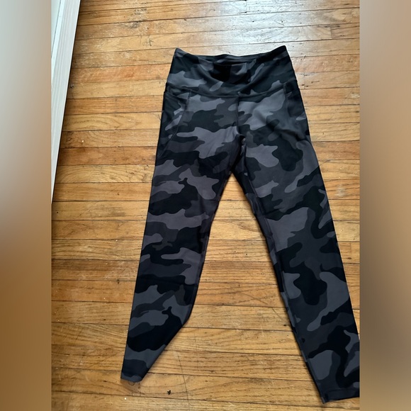 Old Navy Pants - Old Navy PowerSoft High Rise 7/8
Leggings Pockets